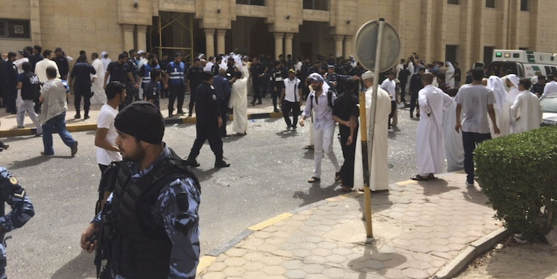 Fuori dalla moschea sciita di Kuwait City, il 26 giugno 2015. (AP Photo)