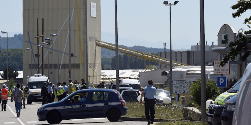 Alcuni poliziotti e pompieri francesi all'entrata della fabbrica di Air Products a Saint-Quentin-Fallavier (PHILIPPE DESMAZES/AFP/Getty Images)