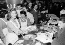 Sophia Loren serve una pizza