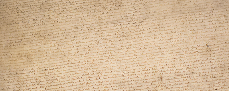 Uno dei manoscritti della Magna Carta del 1215 esposto in una mostra per gli ottocento anni alla British Library di Londra (Dan Kitwood/Getty Images)