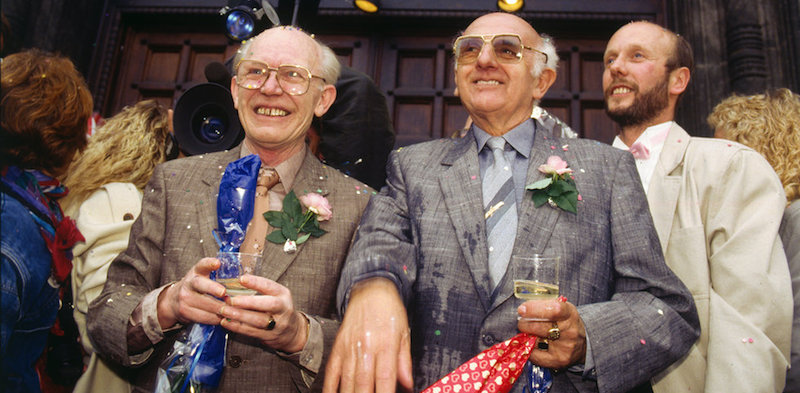 Danish Axel Axgil e Eigil Eskildsen fotografati dopo essere diventati la prima coppia gay al mondo ad avere praticamente gli stessi diritti delle coppie omosessuali, in Danimarca. La foto è dell'1 ottobre 1989 (KELD NAVNTOFT/AFP/Getty Images)