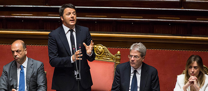 Il presidente del Consiglio Matteo Renzi durante il suo intervento nell'aula del Senato (Roberto Monaldo / LaPresse)
