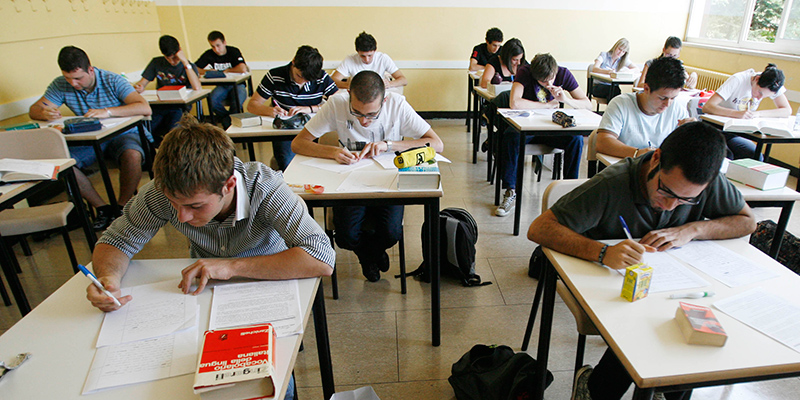 Maturandi durante la prima prova dell'esame di stato nel 2014 (LaPresse)