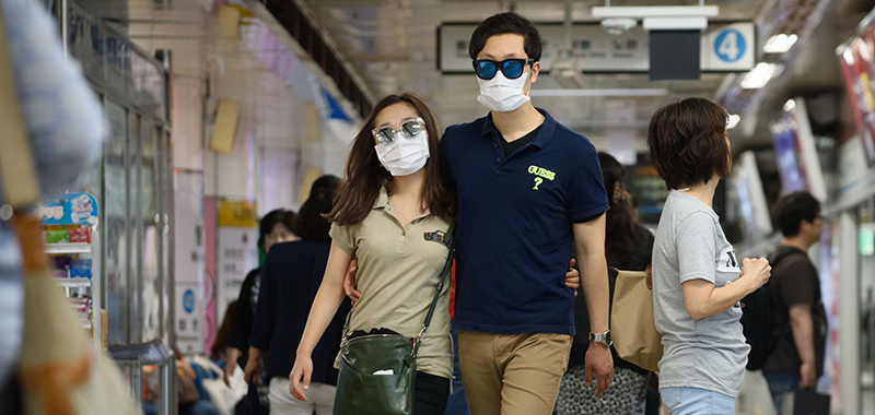 Una coppia indossa una mascherina per evitare il contagio a Seul, Corea del Sud (ED JONES/AFP/Getty Images)