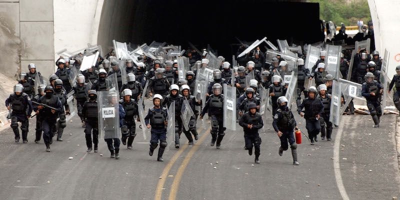 Poliziotti statali e federali in tenuta antisommossa ad Ayotzinapa, in Messico, il 3 giugno 2015. (AP Photo/Alejandrino Gonzalez)