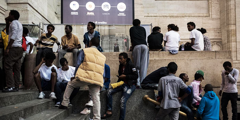 Migranti nella stazione Centrale di Milano (Piero Cruciatti / LaPresse)