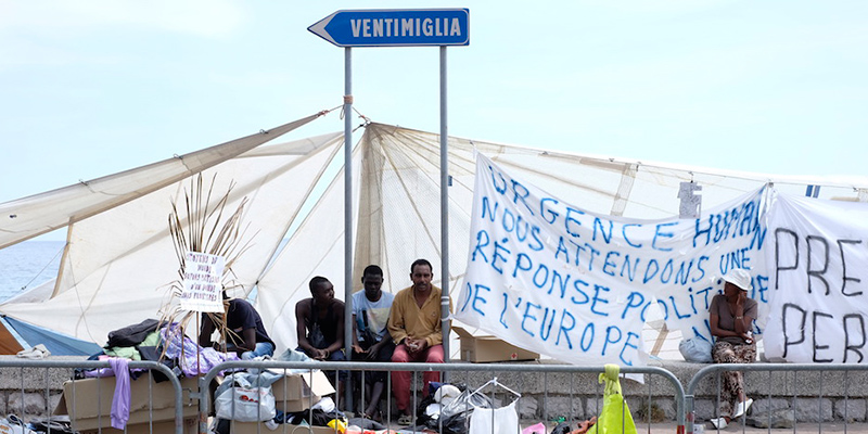 Alcuni migranti a Ventimiglia, Imperia (Gianni Barlassina, il Post)