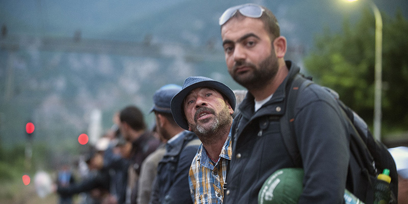 Migranti in attesa di un treno che li porti in Serbia, stato dal quale molti cercano poi di arrivare in Ungheria (ROBERT ATANASOVSKI/AFP/Getty Images)