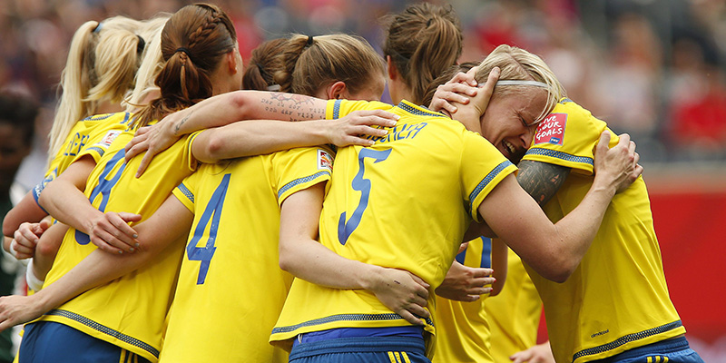 La svedese Nilla Fischer festeggia un gol con le sue compagne. (John Woods/The Canadian Press via AP)