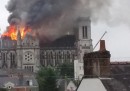 Il tetto di una basilica neogotica di Nantes, in Francia, è stato distrutto da un incendio