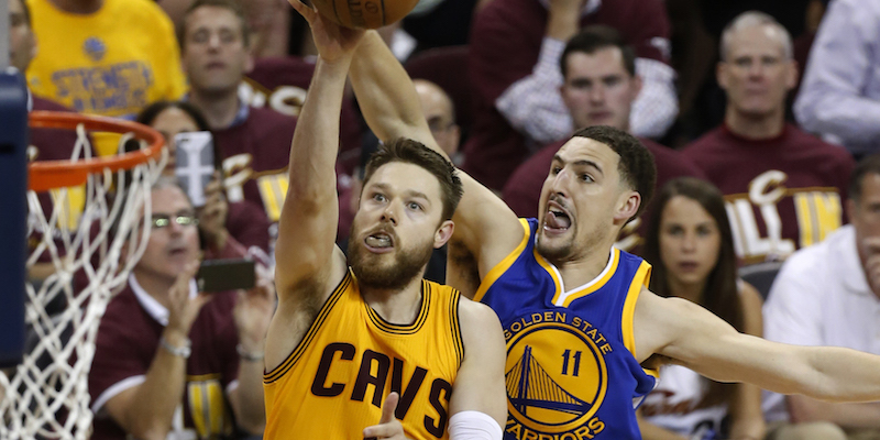 Matthew Dellavedova e Klay Thompson, nelle finali NBA.
(AP Photo/Paul Sancya)