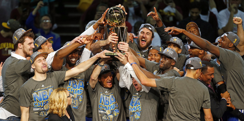 I Golden State Warriors festeggiano per la vittoria della NBA. (AP Photo/Paul Sancya)