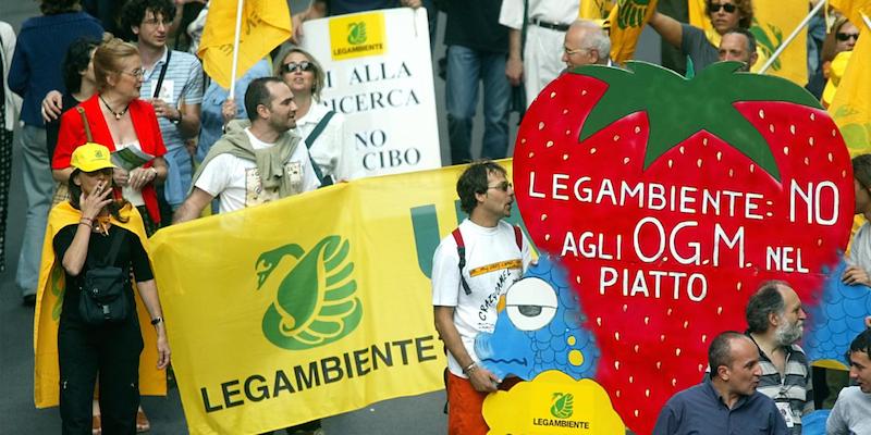 Una manifestazione dei Verdi e di Legambiente contro gli OGM, davanti a Palazzo Chigi a Roma, nel 2004.
(©Roberto Monaldo / LaPresse)