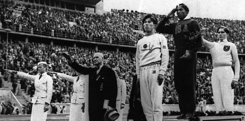 Il podio del salto in lungo delle Olimpiadi di Berlino del 1936. (AP Photo/File)