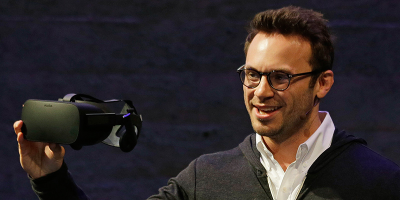 L'allora CEO di Oculus VR, Brendan Iribe, mostra Rift durante una presentazione a San Francisco nel 2015 (AP Photo/Eric Risberg)