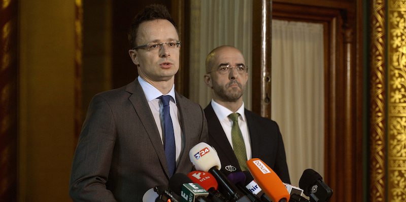 Il ministro degli Esteri ungherese Peter Szijjarto durante una conferenza stampa a Budapest, in Ungheria, il 17 giugno 2015.(Noemi Bruzak/MTI via AP)