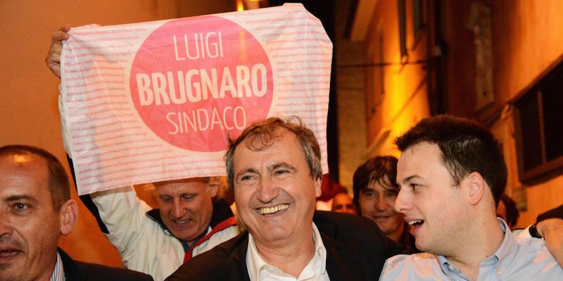 Luigi Brugnaro (in centro) festeggia dopo la vittoria al ballottaggio (Alvise Busetto/LaPresse)