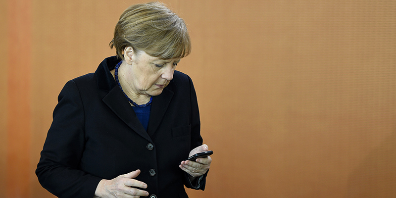 Il cancelliere tedesco Angela Merkel con il suo smartphone (TOBIAS SCHWARZ/AFP/Getty )
