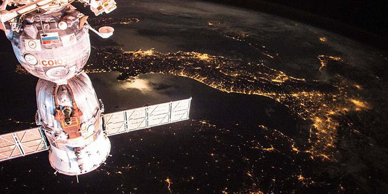 La Soyuz TMA-15M attraccata alla Stazione Spaziale Internazionale e l'Italia di notte (NASA.gov)