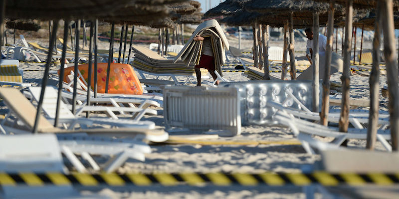 La spiaggia dell'hotel Riu Imperial Marhaba il giorno dopo l'attentato. (AP Photo/Darko Vojinovic)