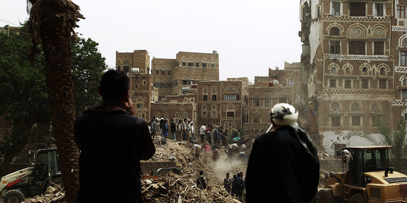 Alcune persone tra le macerie di un edificio nella città vecchia di Sana'a, mentre cercano dei sopravvissuti dopo un attacco aereo saudita, il 12 giugno 2015.
(MOHAMMED HUWAIS/AFP/Getty Images)