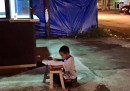 La storia del bambino che fa i compiti sotto un lampione