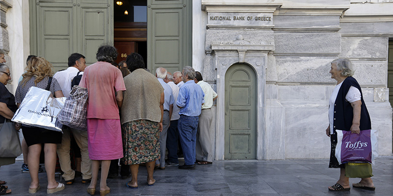 La coda fuori dalla Banca Nazionale della Grecia, Atene, 20 luglio 2015 (AP Photo/Thanassis Stavrakis)