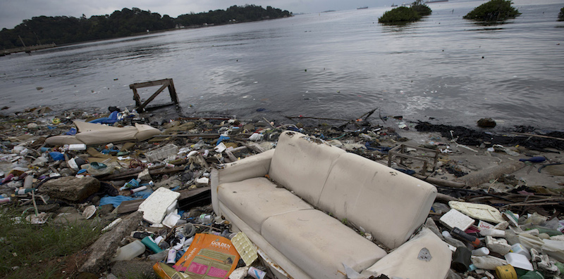 La baia di Guanabara, a Rio de Janeiro, fotografata nel maggio 2015. (AP Photo/Silvia Izquierdo)