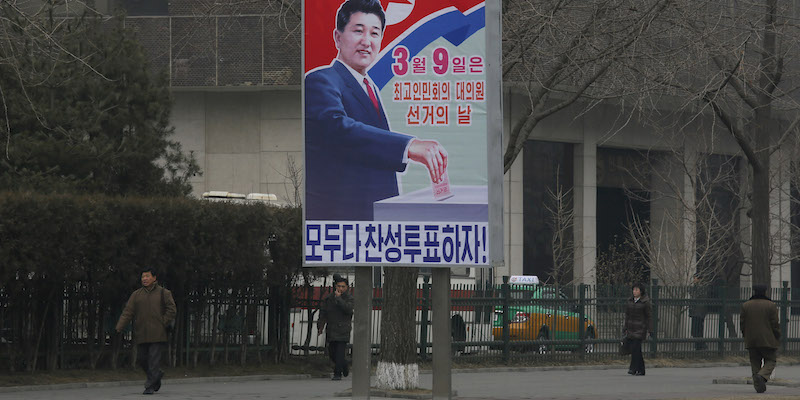 Un cartello elettorale di Pyongyang, febbraio 2014 (AP Photo/Vincent Yu)
