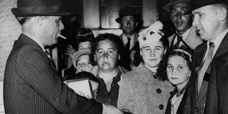 Alcuni giovani rifugiati arrivati a Londra dalla Cecoslovacchia il 12 gennaio 1939 (AP Photo)