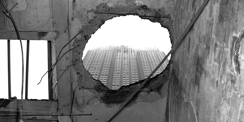 L'Empire State Building visto dal buco sul tetto di un edificio danneggiato da parte dell'aereo dopo lo schianto del 28 luglio 1945 (AP Photo/stf)