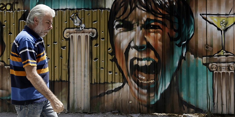 Un murale di Atene, 21 luglio 2015 (AP Photo/Thanassis Stavrakis)