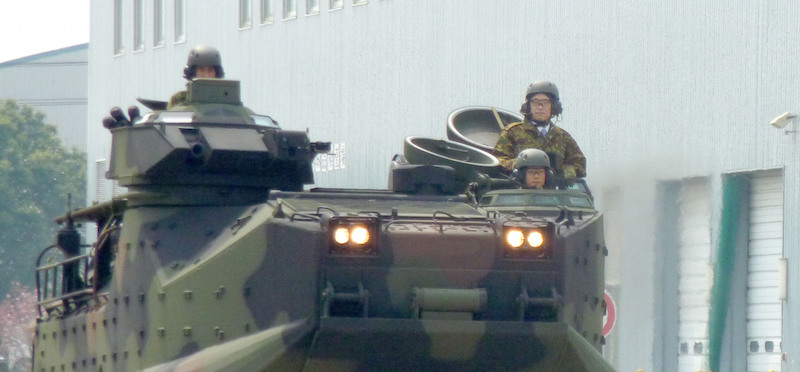 Un carroarmato giapponese AAV7 (Kyodo)