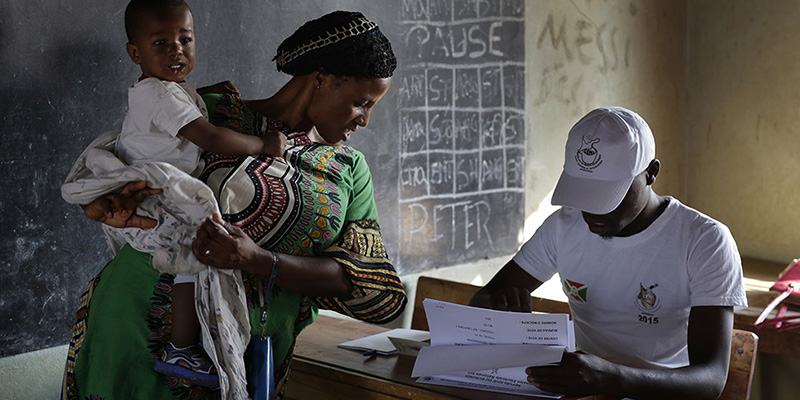 Una donna a un seggio di Bujumbura, Burundi, 21 luglio 2015 (AP Photo/Jerome Delay)