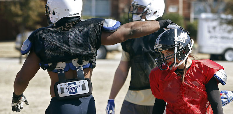 Jen Welter durante un allenamento con i Texas Revolution a Bradford Crossing Park ad Allen, Texas. il 12 febbraio 2014. (Vernon Bryant/The Dallas Morning News via AP) 