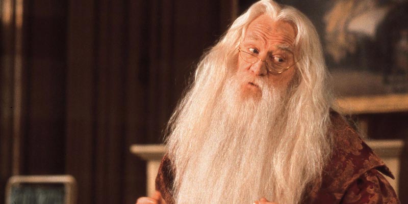 Albus Silente in una scena dei film di Harry Potter