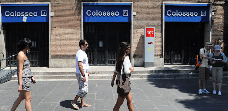 Turisti davanti alla fermata della linea B del Colosseo.
(ALBERTO PIZZOLI/AFP/Getty Images)