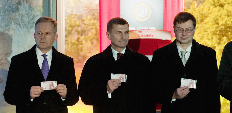 Da sinistra a destra: il presidente della banca della Lettonia Ilmars Rimsevics, il primo ministro estone Andrus Ansip e quello lettone Valdis Dombrovskis (AIVARS LIEPINS/AFP/Getty Images)