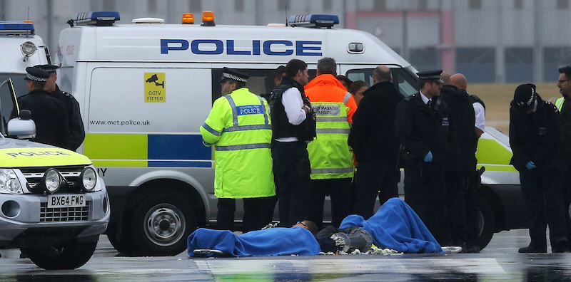 Alcuni attivisti hanno occupato una pista dell’aeroporto di Heathrow di Londra, 13 voli sono stati cancellati