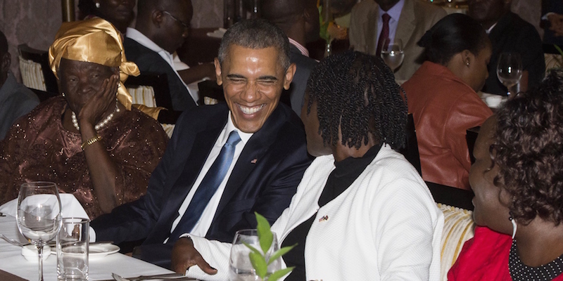 Barack Obama cena assieme alla sua nonna adottiva Sarah e alla sua sorellastra Auma nel ristorante di un hotel di Nairobi (SAUL LOEB/AFP/Getty Images)