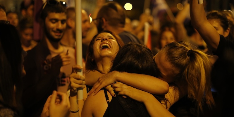 Sostenitori del No festeggiano in piazza Syntagma, Atene, 5 luglio 2015. 
(AP Photo/Emilio Morenatti)