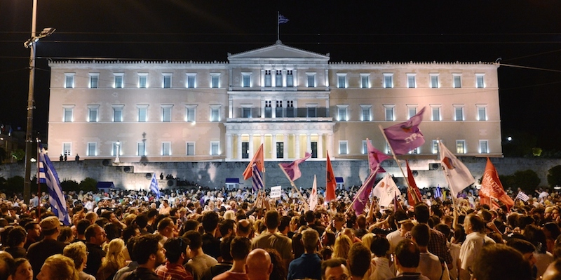 Sostenitori del No festeggiano davanti al Parlamento, Atene, 5 luglio 2015. 
(LOUISA GOULIAMAKI/AFP/Getty Images)