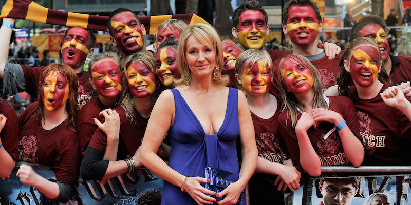 J.K. Rowling con fan vestiti con i colori del Grifondoro alla prima mondiale di Harry Potter e il principe mezzosangue a Londra, 7 luglio 2009. 
(Leon Neal/AFP/Getty Images)