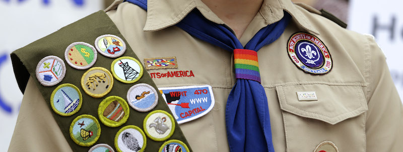 L'uniforme di Pascal Tessier, un boy scout 17enne apertamente gay, come mostra il nodo arcobaleno alla cravatta, fotografato a Seattle nel maggio 2014. 
(AP Photo/Ted S. Warren)