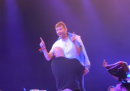 Il video di Damon Albarn portato via di peso dal palco dopo cinque ore di concerto