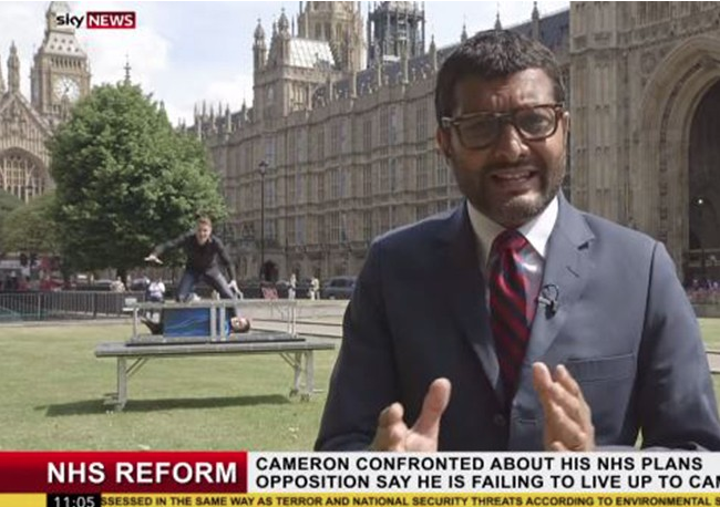 Il videobomb di due maghi a un servizio di Sky News