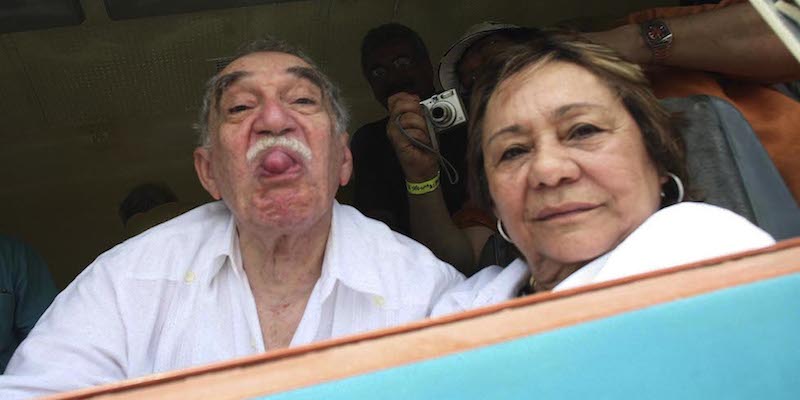 Lo scrittore colombiano Gabriel Garcia Marquez mostra la lingua ai fotografi che lo aspettano a Aracataca, la sua casa natale, dove non tornava da 25 anni. Insieme a lui c'è la moglie Mercedes Barcha. La foto è del 30 maggio 2007. 
(AP Photo/William Fernando Martinez, File)