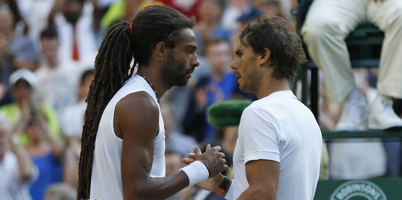 Dustin Brown e Rafael Nadal si stringono la mano dopo la fine della partita, Wimbledon, 2 luglio 2015. 
(AP Photo/Pavel Golovkin)