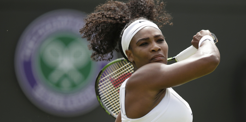 La statunitense Serena Williams contro la russa Margarita Gasparyan al primo turno di Wimbledon, 29 giugno 2015. 
(AP Photo/Pavel Golovkin)