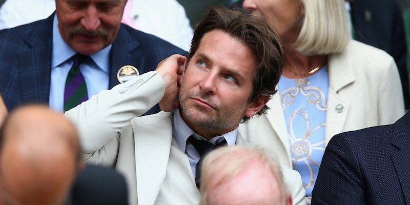 L'attore statunitense Bradley Cooper alla finale del singolare maschile di Wimbledon tra lo svizzero Roger Federer e il serbo Novak Djokovic, 12 luglio 2015. 
(Clive Brunskill/Getty Images)